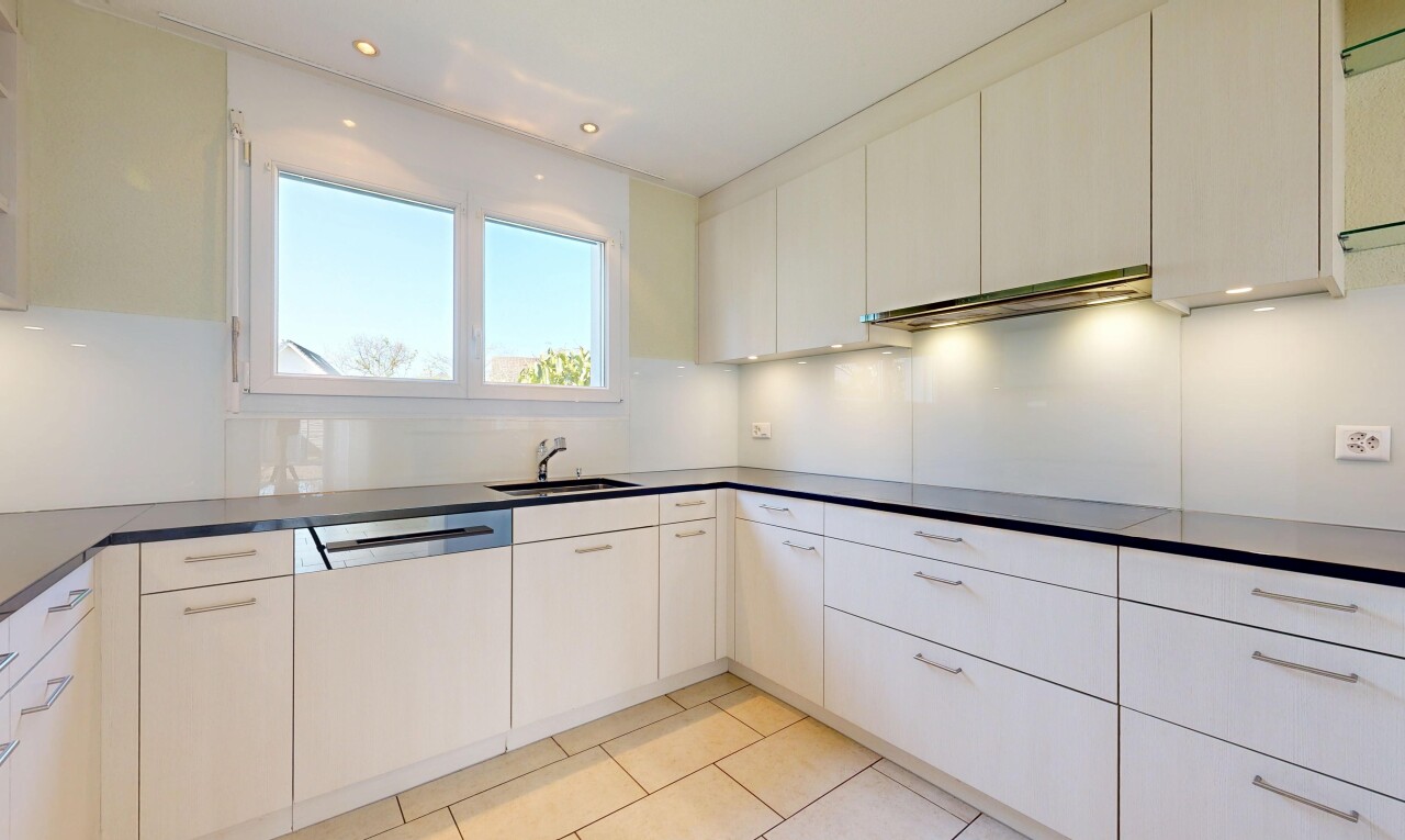 küche mit light floor, arbeitsplatten, dark countertops, day time, und dunstabzugshaube