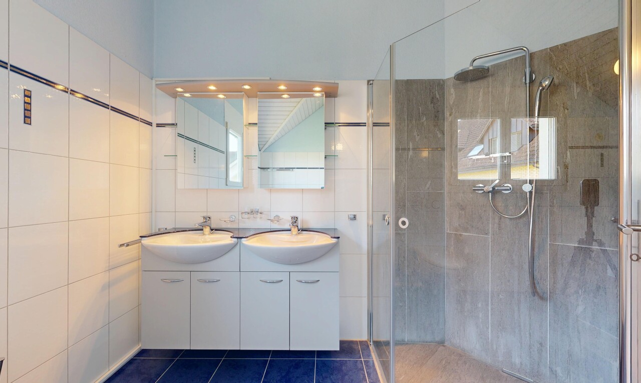 bad mit dark floor, doppelwaschtisch, spiegel, komplettes badezimmer, und dusche