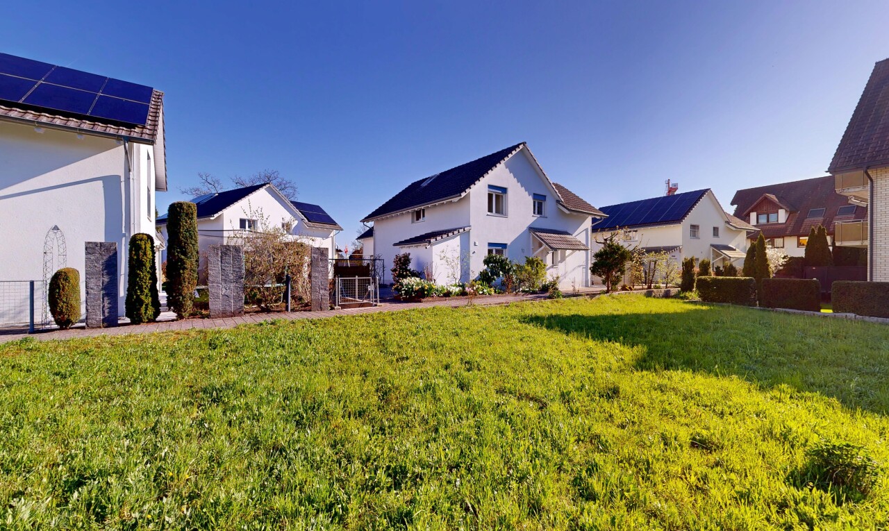 außenansicht mit rasen, day time, residential view, wohngebietblick, und stuckverkleidung