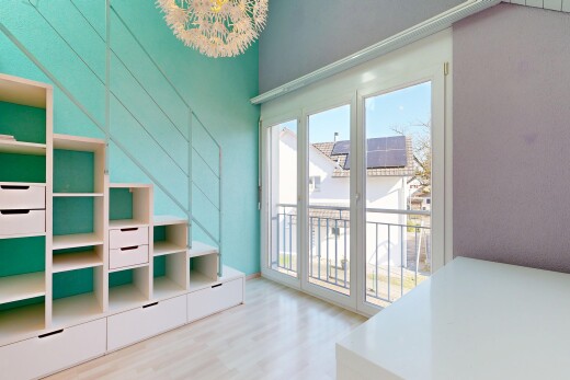 chambre avec day time, wood finish floor, sol en finition bois, natural light, et lumière naturelle