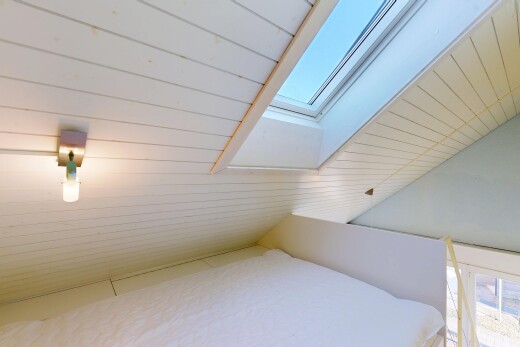 chambre avec ventilateur pour toute la maison et puits de lumière