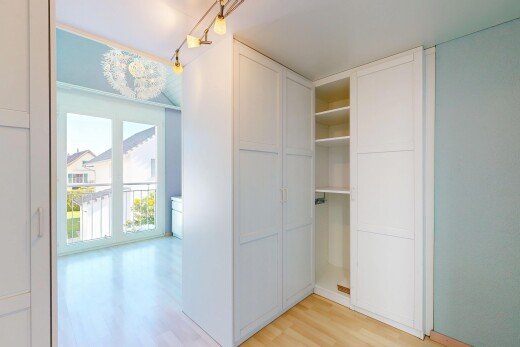 chambre avec cloison sèche, drywall, sol en finition bois, wood finish floor, et inside property