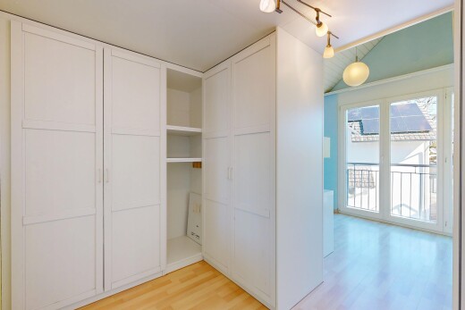 chambre avec wood finish floor, sol en finition bois, natural light, lumière naturelle, et inside property