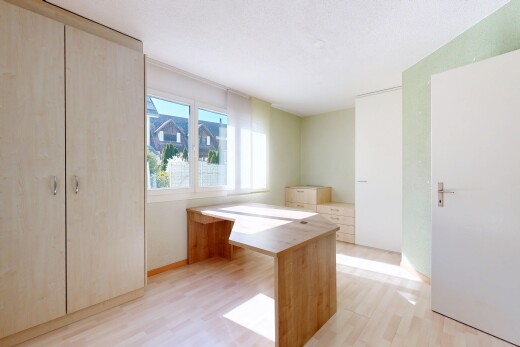 cuisine avec sol en finition bois, wood finish floor, inside property, lumière naturelle, et natural light
