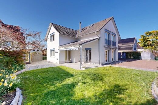 façade avec from property, pelouse, bardage en stuc, clôture, et terrasse