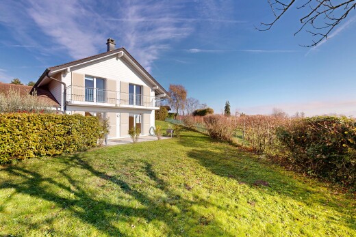 façade avec terrasse, pelouse, balcon, day time, et property visible