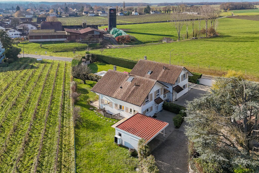 façade avec vue rurale, rural view, pelouse, property visible, et terrasse