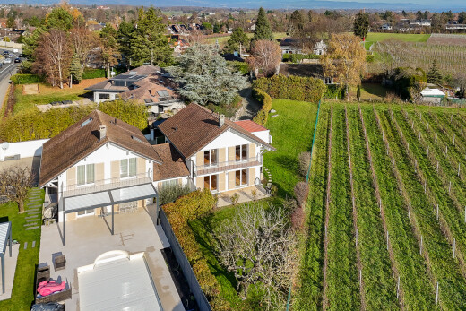 façade avec terrasse, orchard / agricultural view, vue sur le verger/agriculture, clôture, et day time