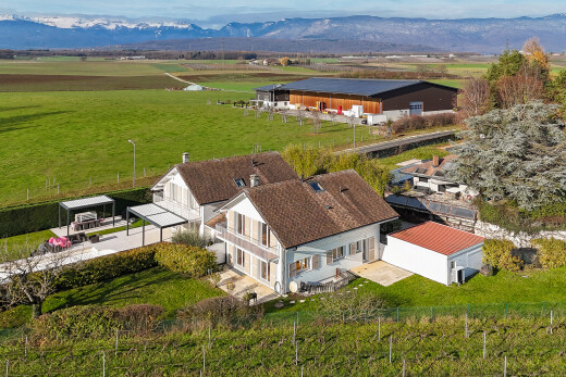façade avec terrasse, property visible, vue rurale, rural view, et vue sur la montagne