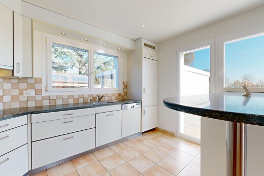 cuisine avec armoires blanches, lumière naturelle, natural light, dosseret, et backsplash