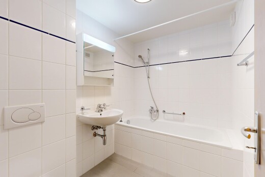 salle de bains avec miroir, salle de bain complète, inside property, douche-bain combinés, et mur en carrelage