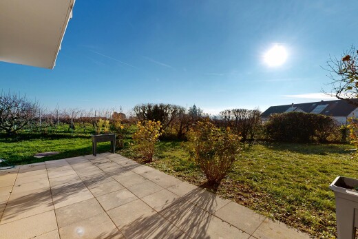 terrasse avec pelouse, from property, terrasse, et day time