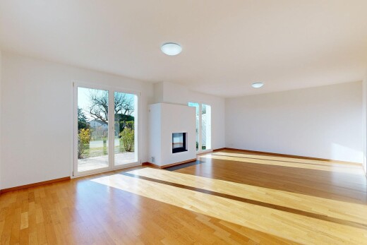 pièce vide avec lumière naturelle, natural light, cloison sèche, drywall, et sol en finition bois