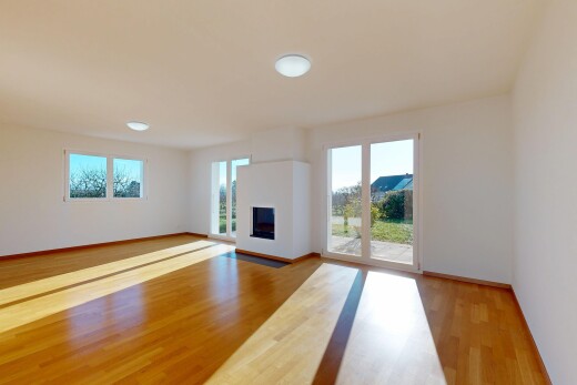 pièce vide avec cloison sèche, drywall, lumière naturelle, natural light, et sol en finition bois