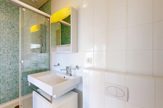 salle de bains avec miroir, douche, salle de bain complète, mur en carrelage, et tile wall