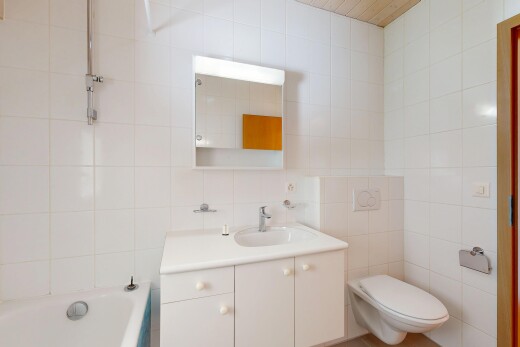 salle de bains avec mur en carrelage, tile wall, salle de bain complète, miroir, et inside property