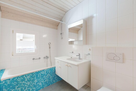 salle de bains avec lavabo (ou coiffeuse selon le contexte), miroir, salle de bain complète, plafond voûté, et vaulted ceiling