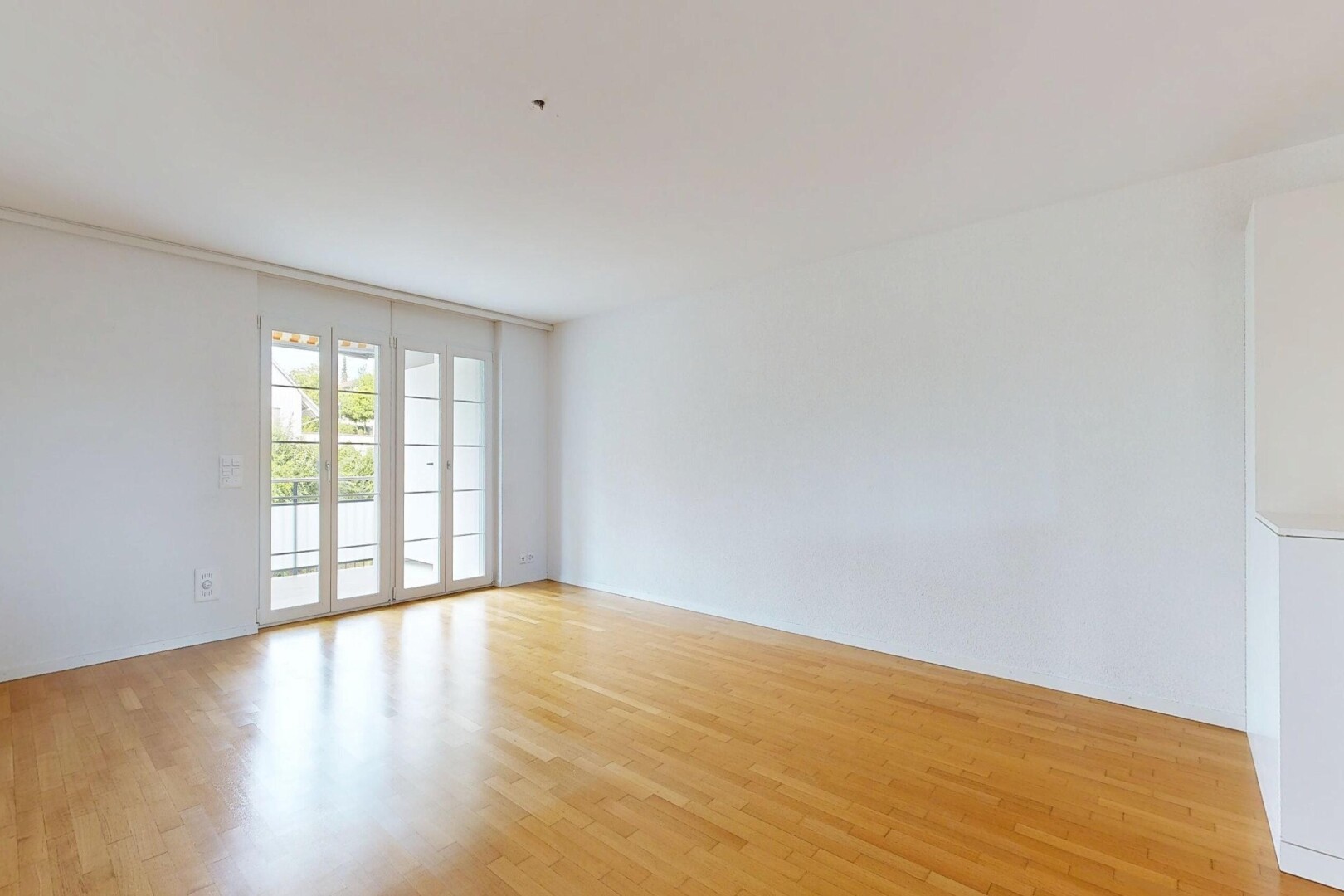 leerer raum mit wood finish floor, holzfußboden, drywall, gipskartonwand, und inside property