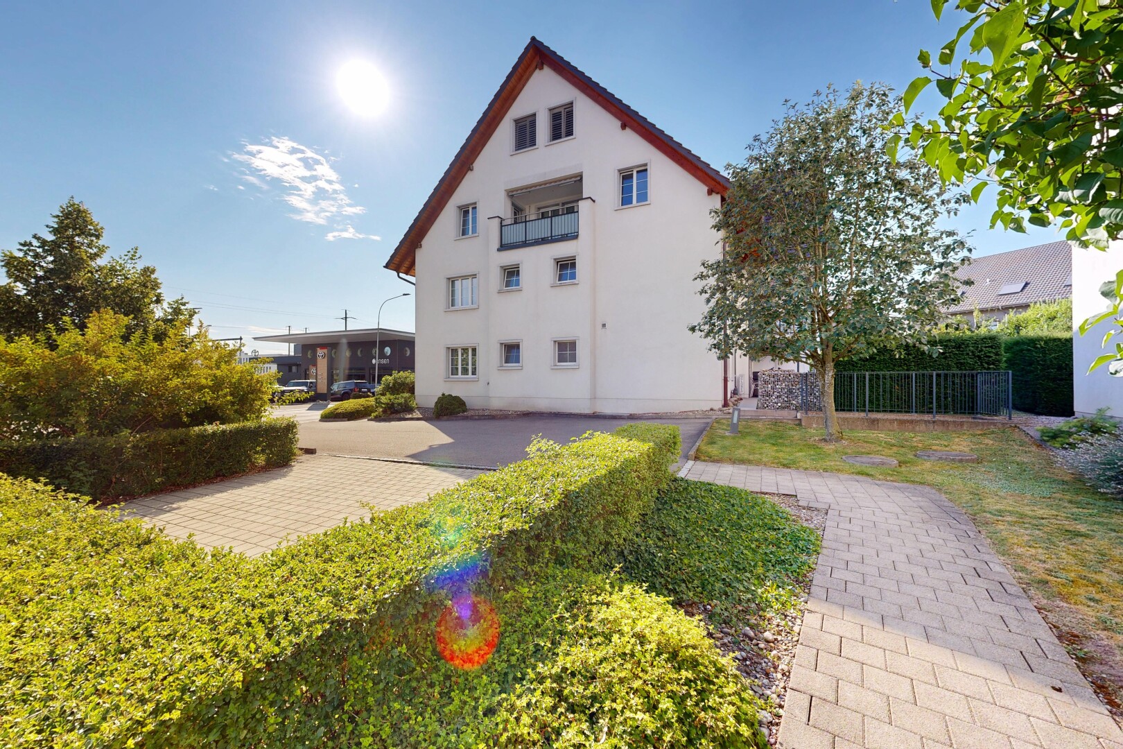 außenansicht mit balkon, day time, zaun, und stuckverkleidung