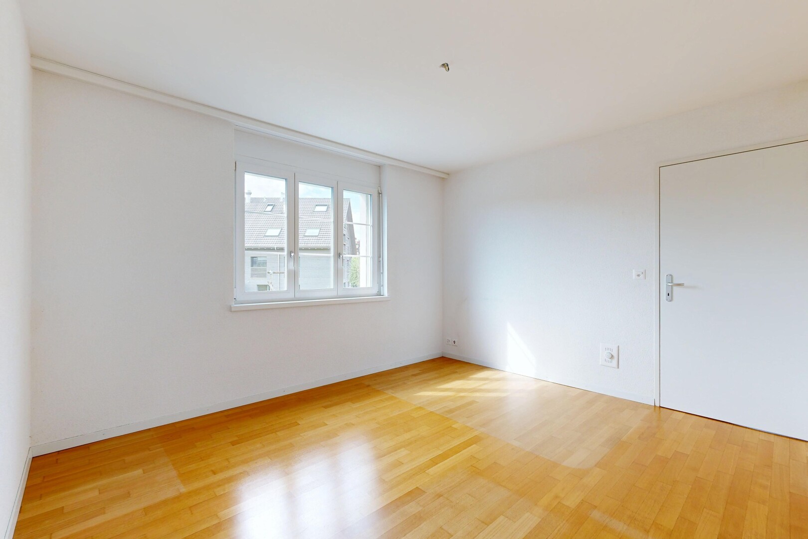 leerer raum mit holzfußboden, wood finish floor, gipskartonwand, drywall, und inside property