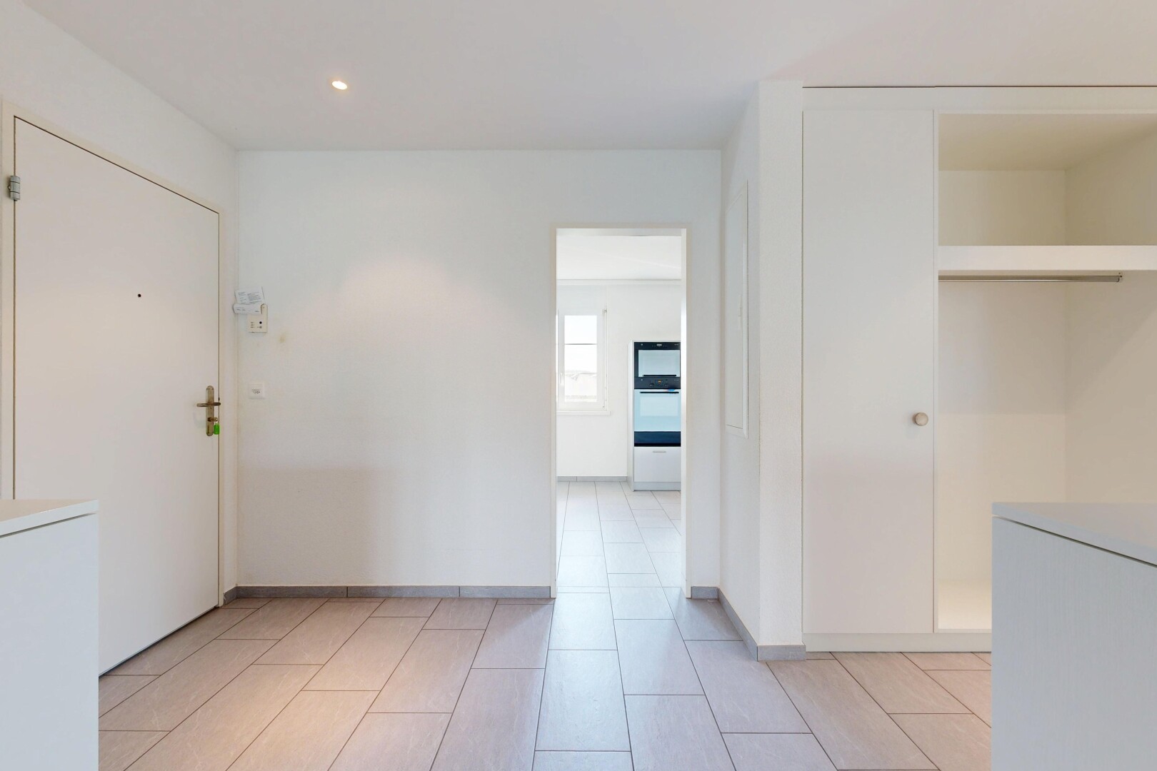 halle / korridor mit einbauleuchten, drywall, gipskartonwand, light floor, und natürliches licht