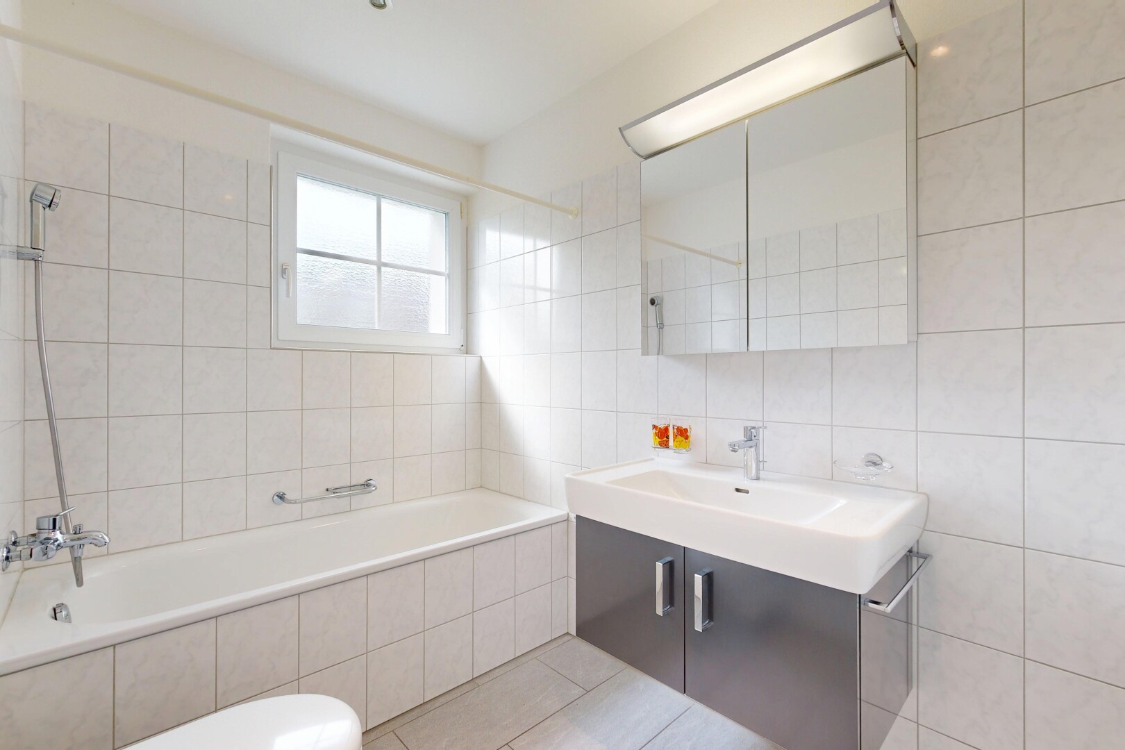bad mit tile wall, fliesenwand, kombiniertes bad / dusche, schminktisch, und komplettes badezimmer