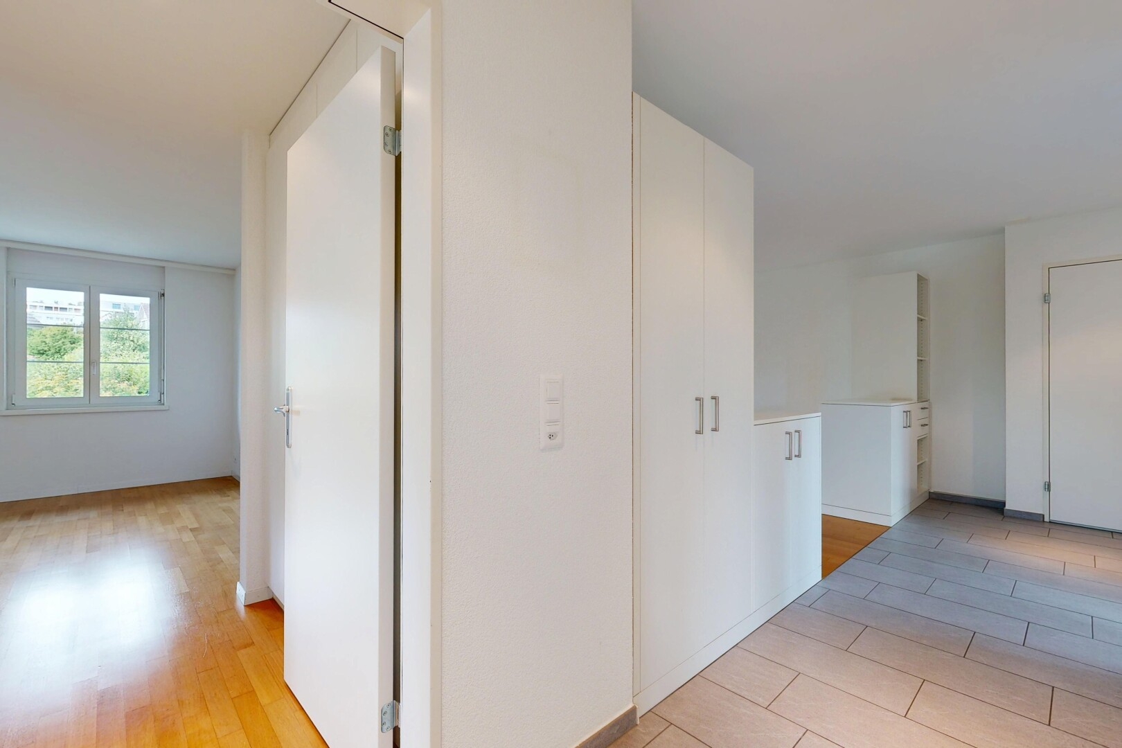 halle / korridor mit inside property, drywall, gipskartonwand, wood finish floor, und holzfußboden