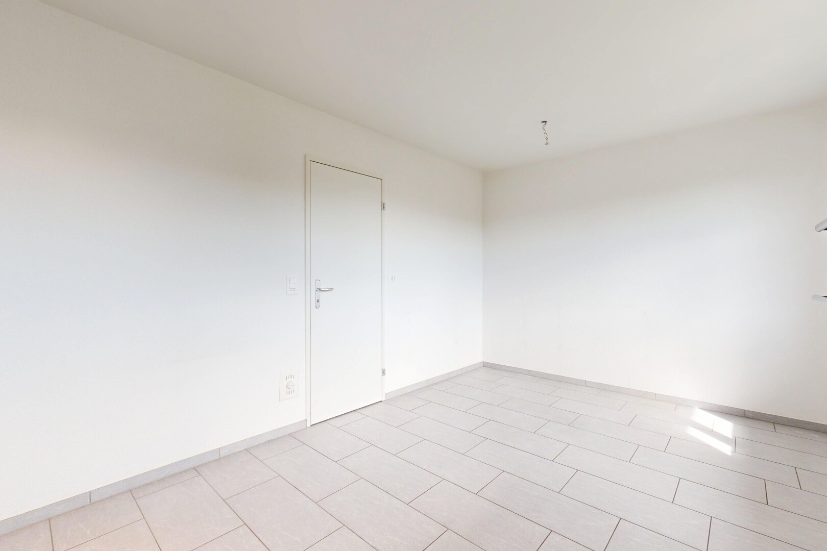 leerer raum mit drywall, gipskartonwand, light floor, baseboards wall, und sockelleisten