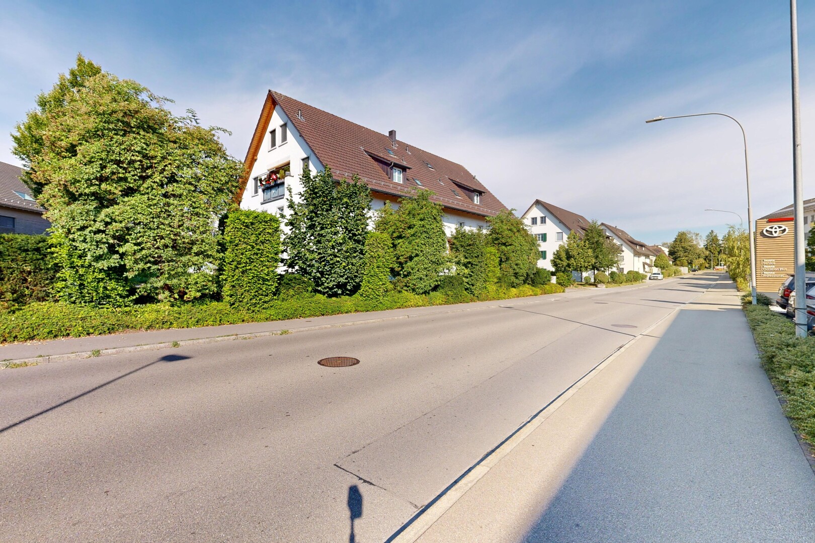 außenansicht mit straßenlaternen und day time