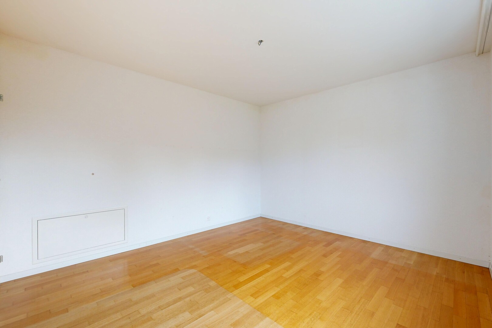 leerer raum mit holzfußboden, wood finish floor, gipskartonwand, drywall, und inside property