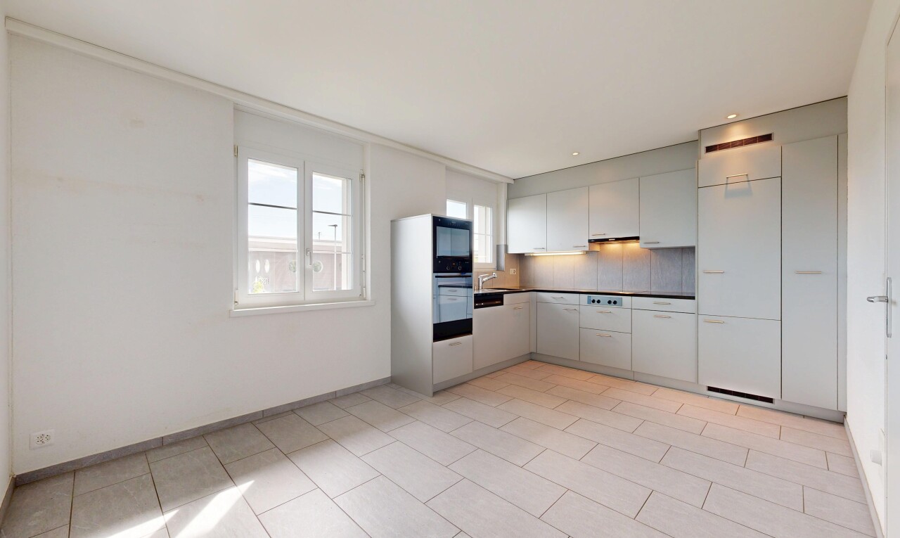 küche mit light floor, natürliches licht, gipskartonwand, drywall, und küchenrückwand beim herd
