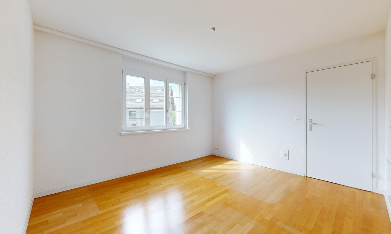 leerer raum mit holzfußboden, wood finish floor, gipskartonwand, drywall, und inside property