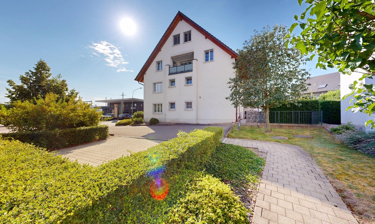 außenansicht mit balkon, day time, zaun, und stuckverkleidung
