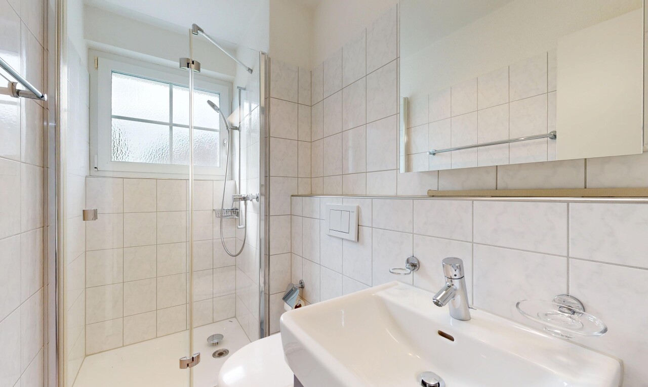 bad mit komplettes badezimmer, dusche, spiegel, waschbecken, und tile wall