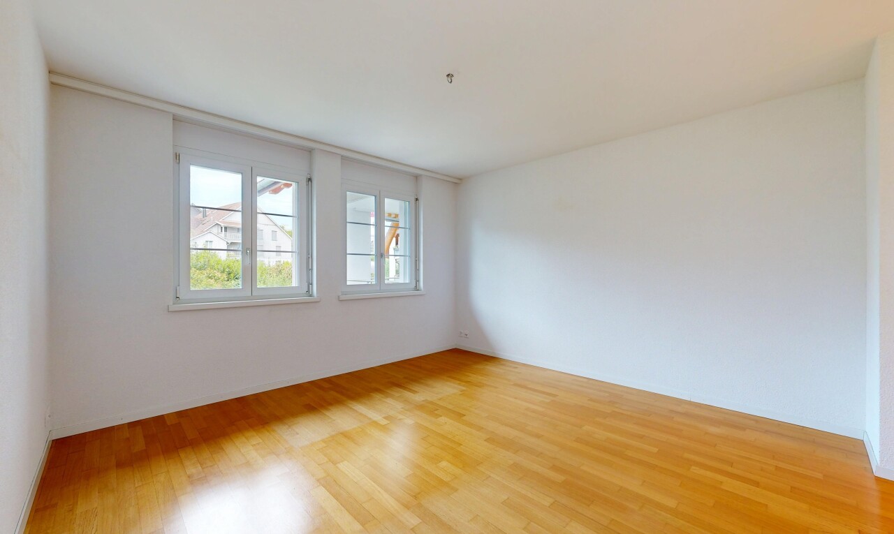 leerer raum mit holzfußboden, wood finish floor, natürliches licht, gipskartonwand, und drywall