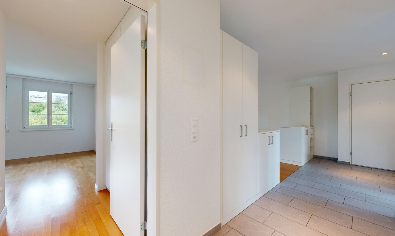 halle / korridor mit inside property, drywall, gipskartonwand, wood finish floor, und holzfußboden