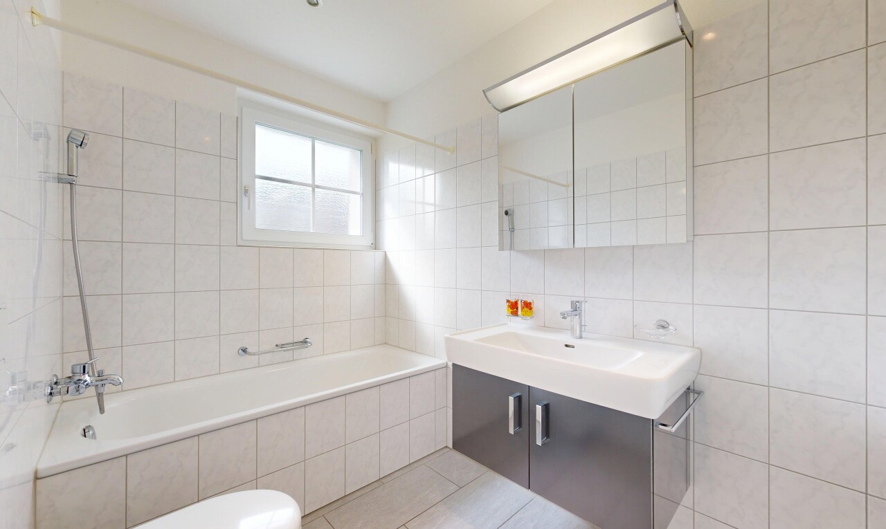 bad mit tile wall, fliesenwand, kombiniertes bad / dusche, schminktisch, und komplettes badezimmer