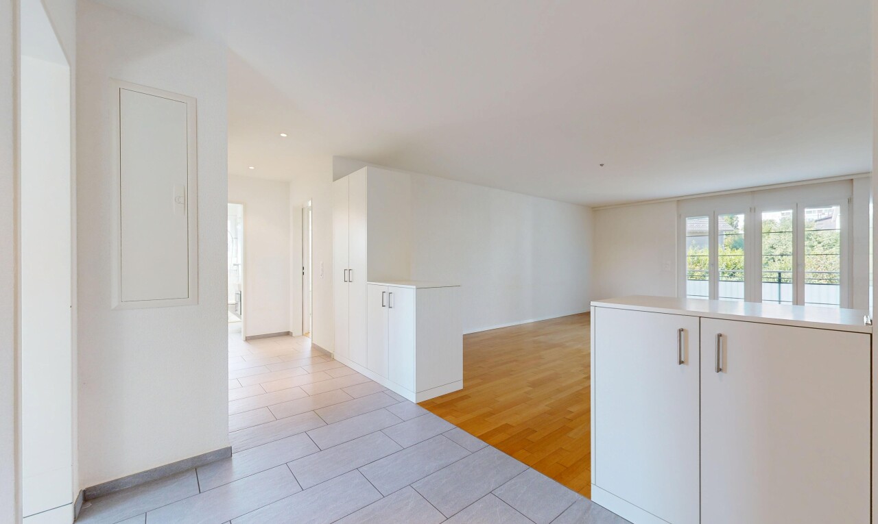 halle / korridor mit drywall, gipskartonwand, light floor, inside property, und tile floor
