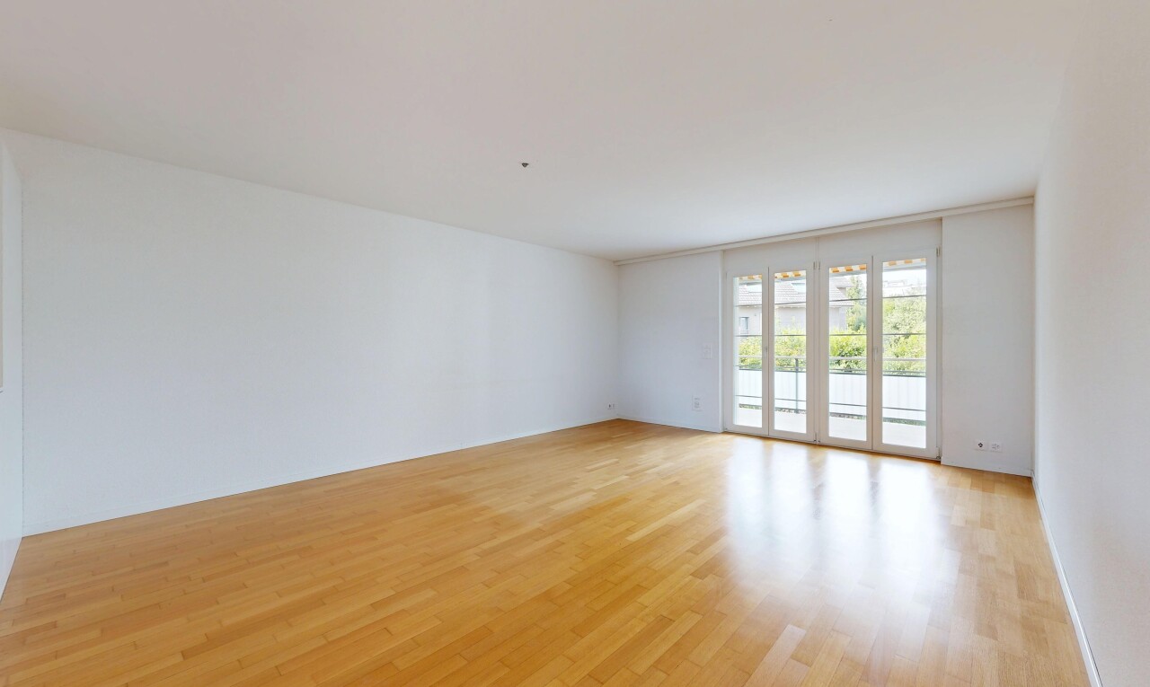 leerer raum mit holzfußboden, wood finish floor, gipskartonwand, drywall, und inside property