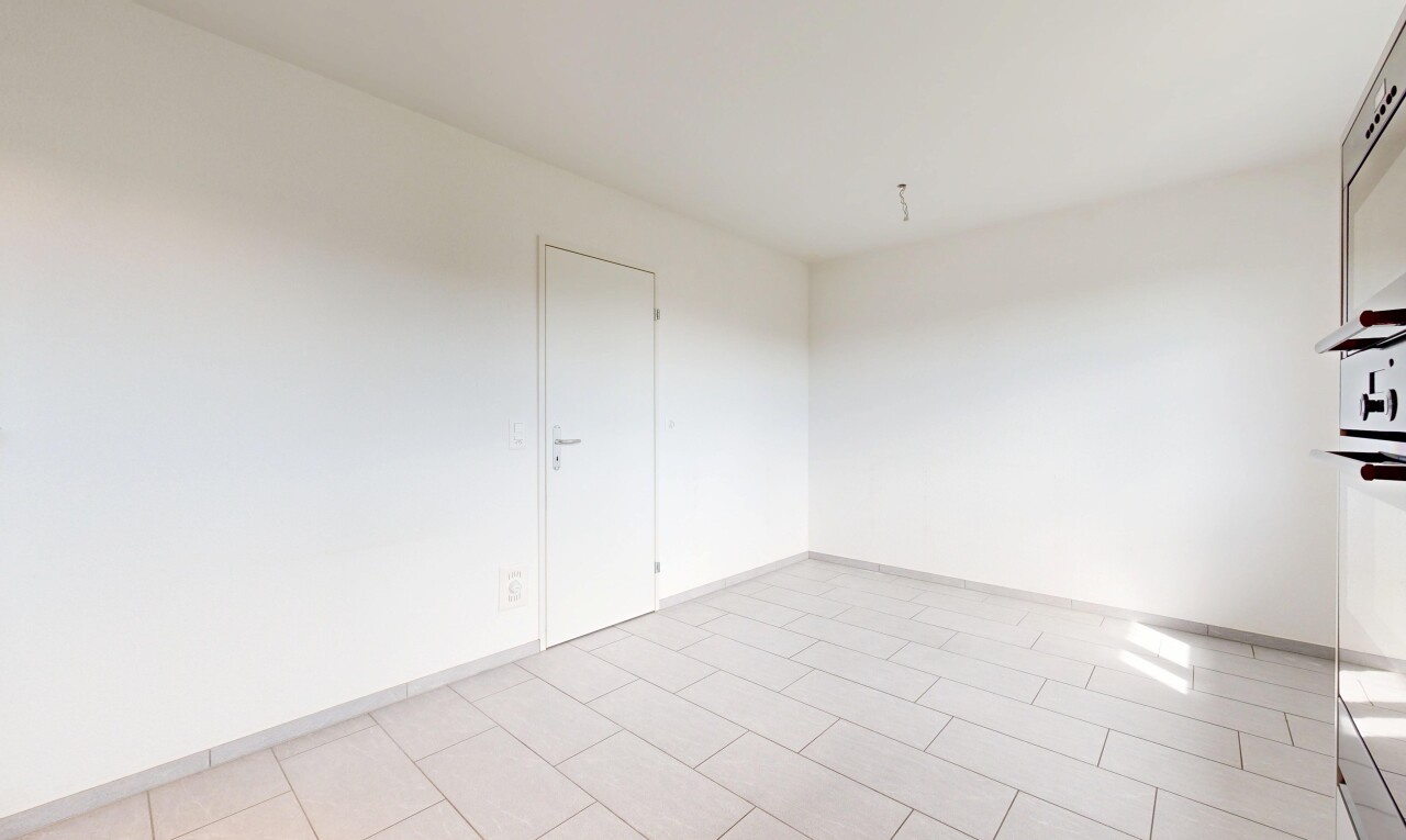 leerer raum mit drywall, gipskartonwand, light floor, baseboards wall, und sockelleisten
