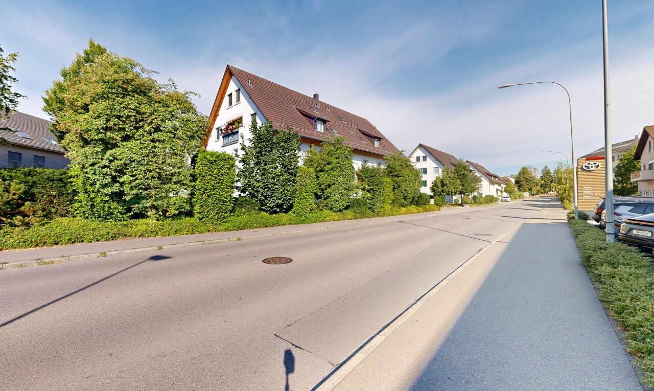 außenansicht mit straßenlaternen und day time
