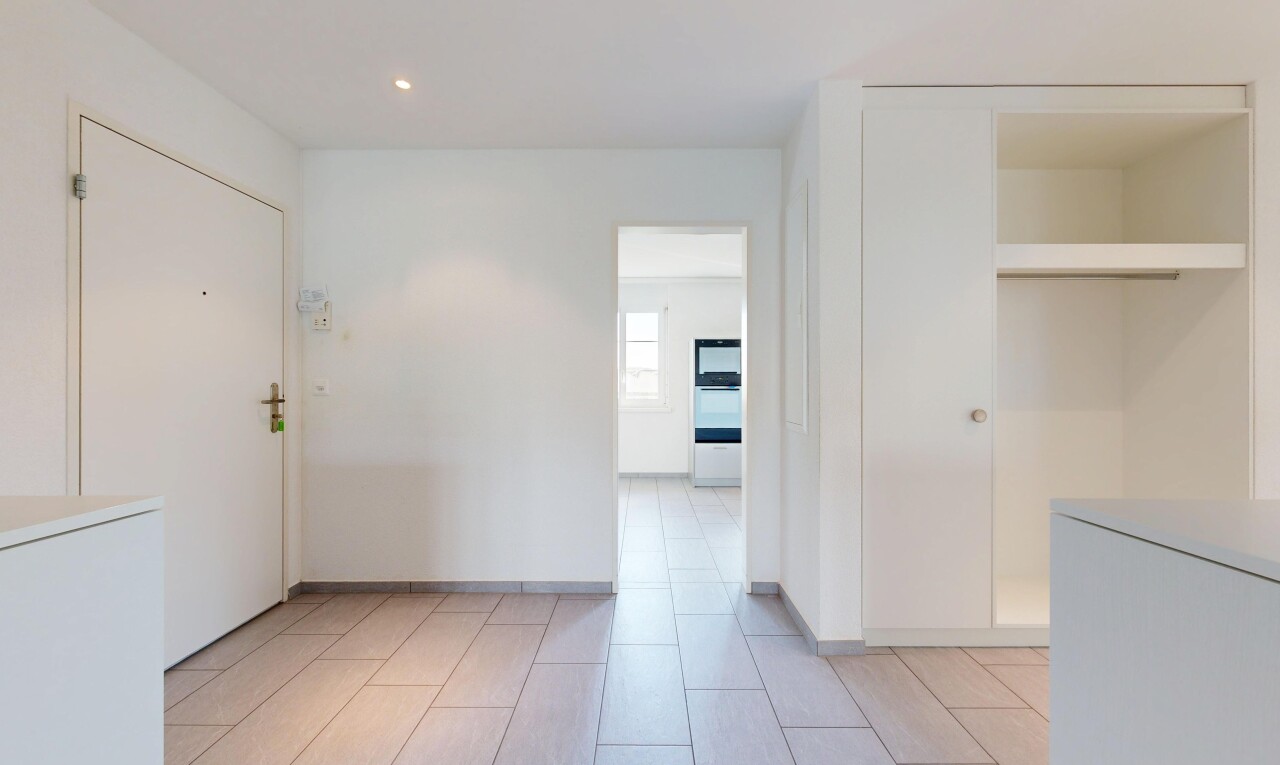 halle / korridor mit einbauleuchten, drywall, gipskartonwand, light floor, und natürliches licht