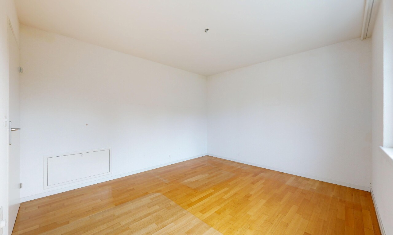 leerer raum mit holzfußboden, wood finish floor, gipskartonwand, drywall, und inside property