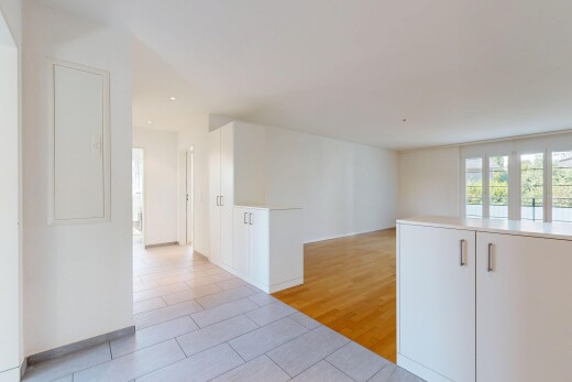 couloir avec drywall, cloison sèche, light floor, inside property, et tile floor