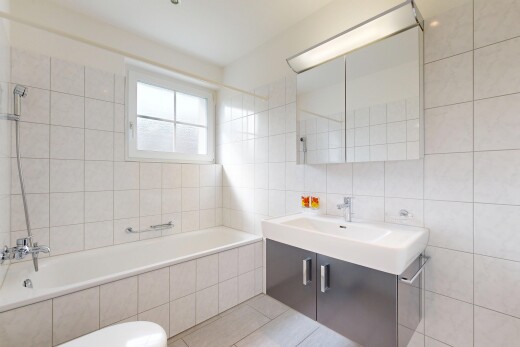 salle de bains avec tile wall, mur en carrelage, douche-bain combinés, lavabo (ou coiffeuse selon le contexte), et salle de bain complète