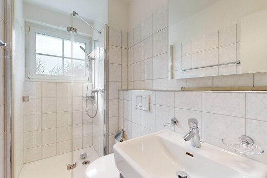 bad mit komplettes badezimmer, dusche, spiegel, waschbecken, und tile wall