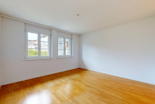 leerer raum mit holzfußboden, wood finish floor, natürliches licht, gipskartonwand, und drywall