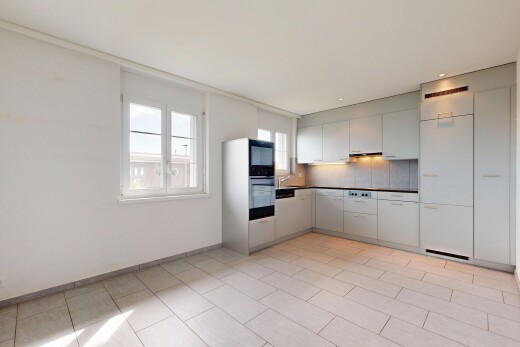 küche mit light floor, natürliches licht, gipskartonwand, drywall, und küchenrückwand beim herd