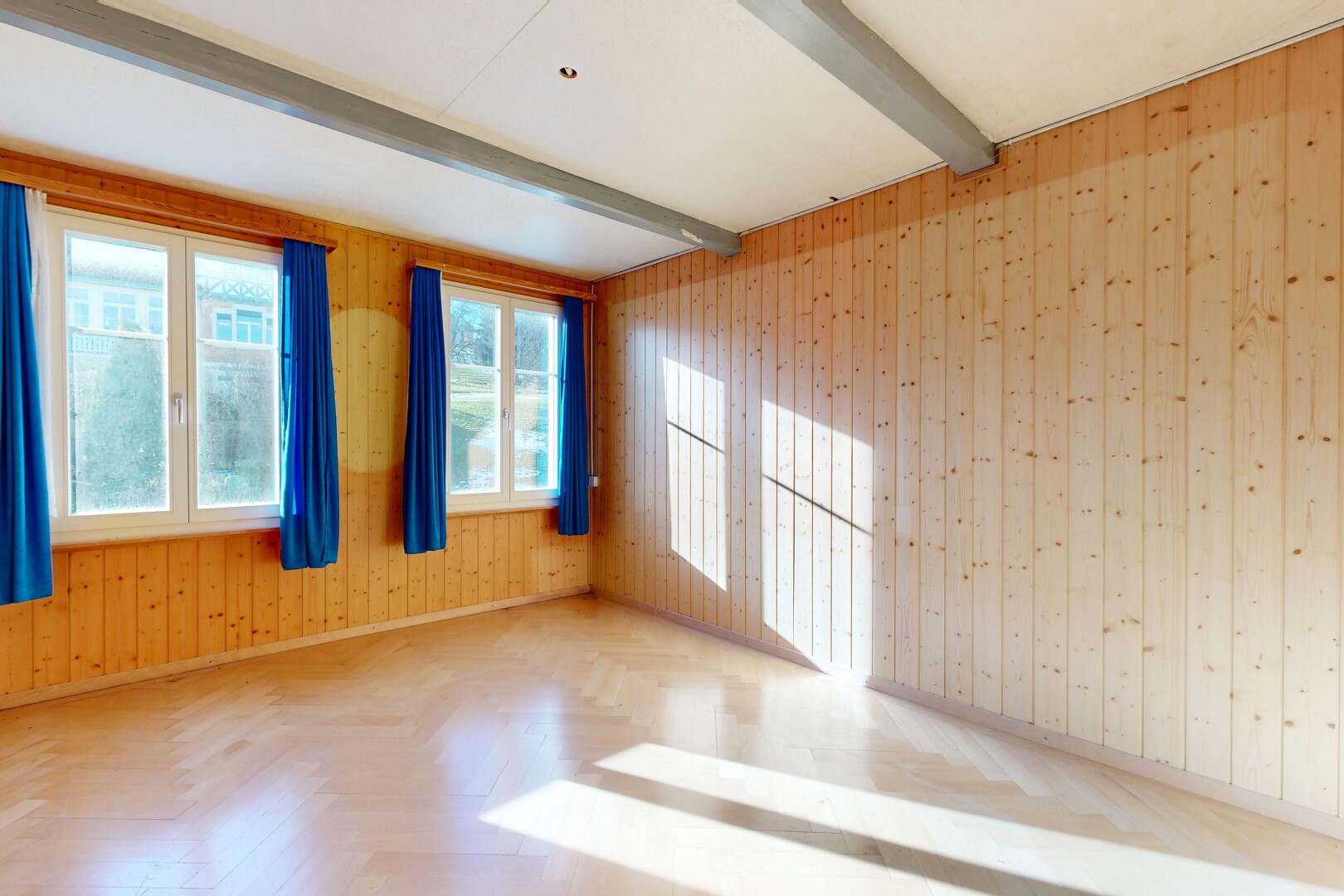 leerer raum mit holzfußboden, wood finish floor, parquet floor, inside property, und natürliches licht