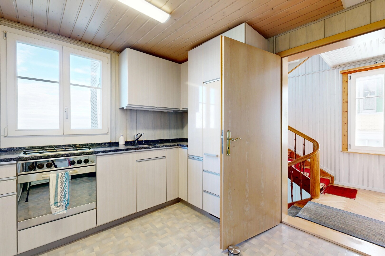 küche mit natural light, natürliches licht, ofen, dark countertops, und vinyl floor